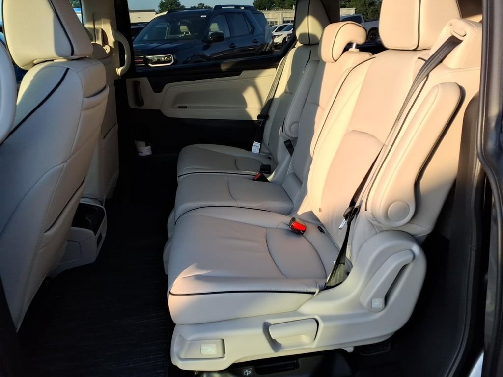 New 2026 Modern Steel Metallic Honda Touring image 6