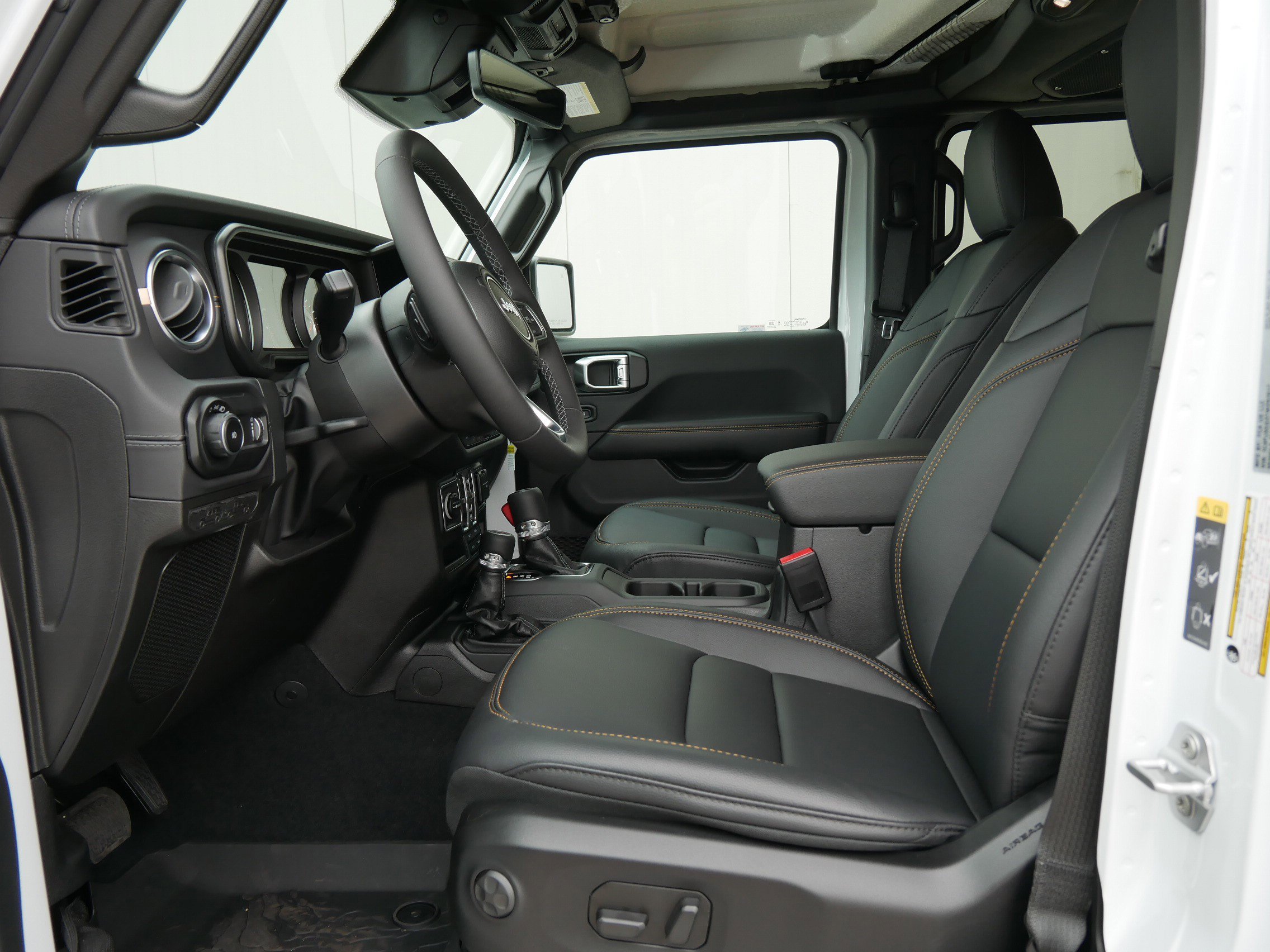 New 2026 Bright White Clear-Coat Exterior Paint Jeep Sahara image 7