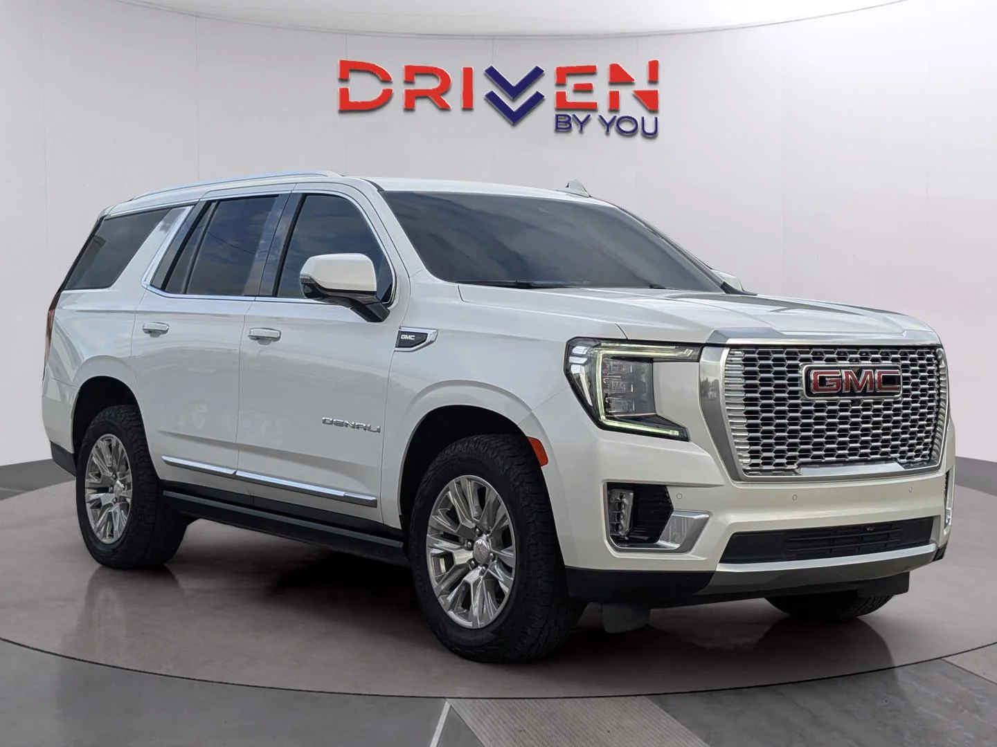 Used 2022 White Frost Tricoat GMC Denali image 7