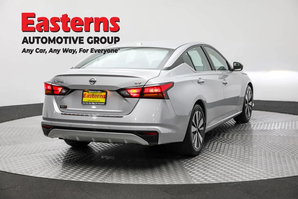 Used 2022 Silver Nissan 2.5 SV image 5