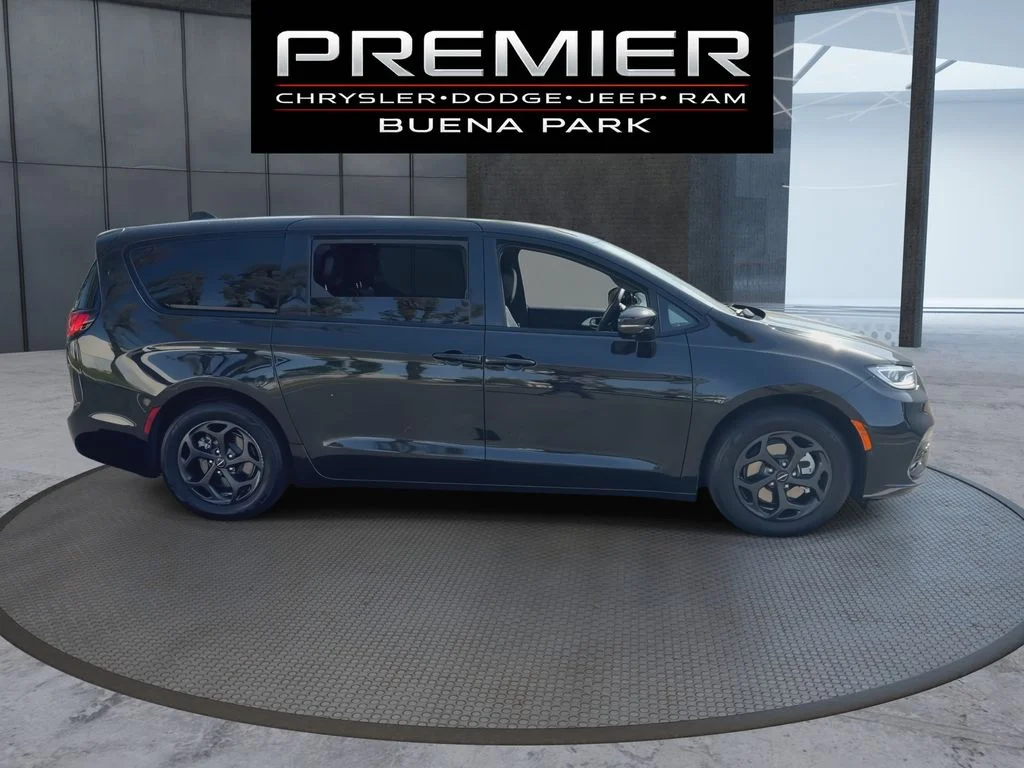 Used 2022 Black Chrysler Limited image 9