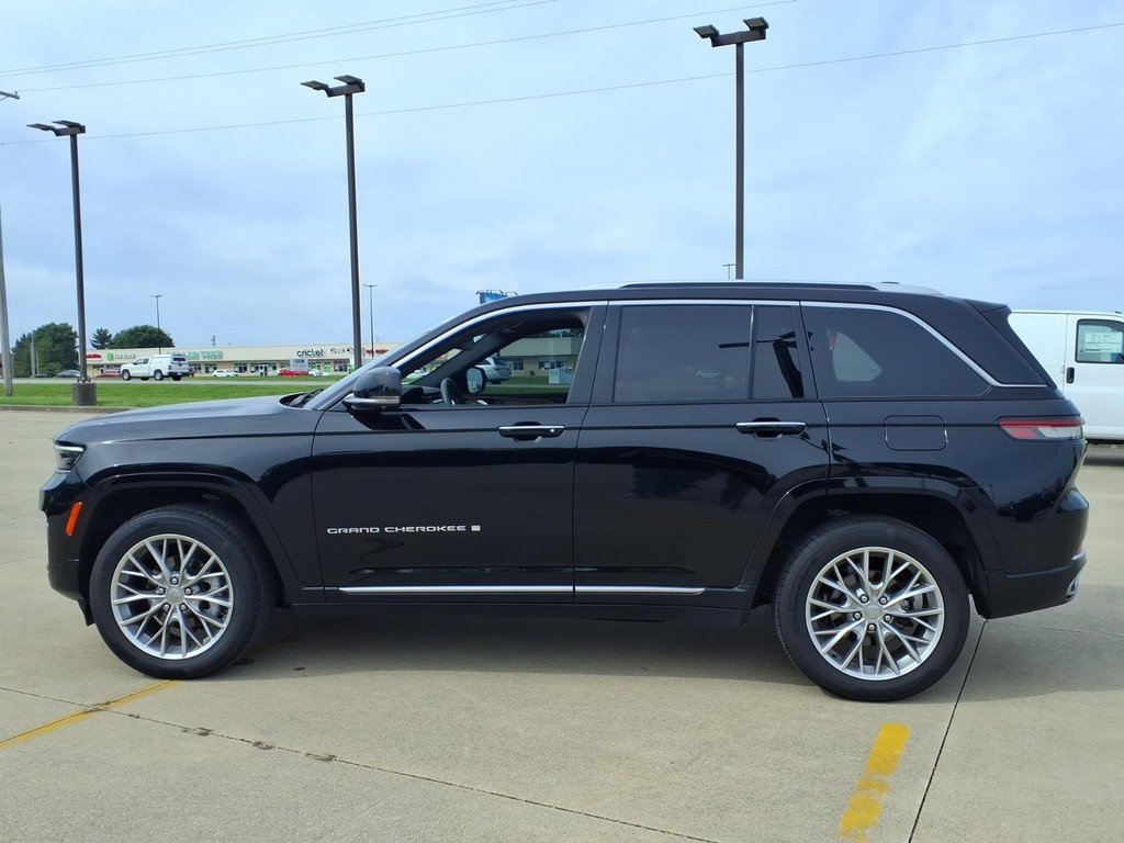 Used 2023 Diamond Black C Jeep SUMMIT image 2
