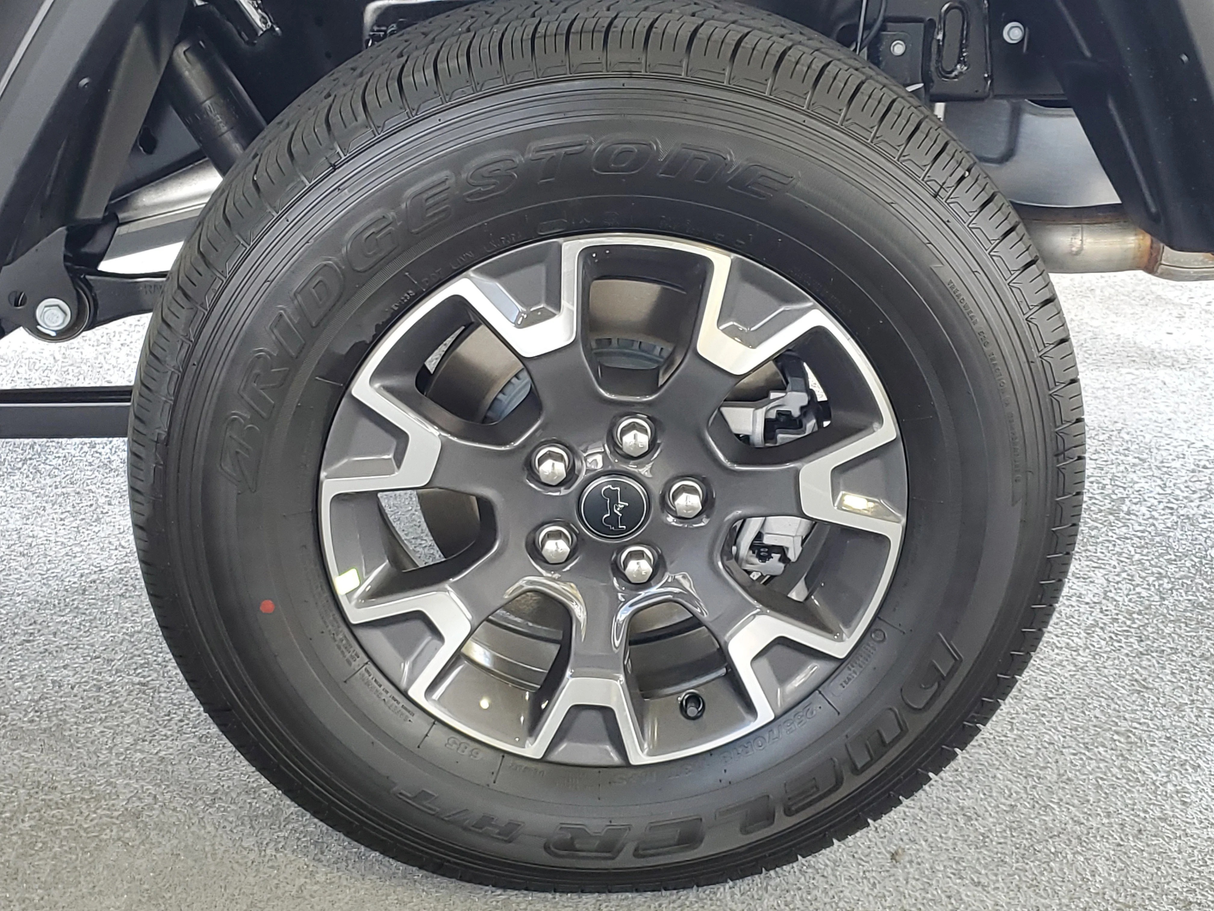 New 2026 Granite Crystal Metallic Clear-Coat Exterior Paint Jeep Sahara image 6