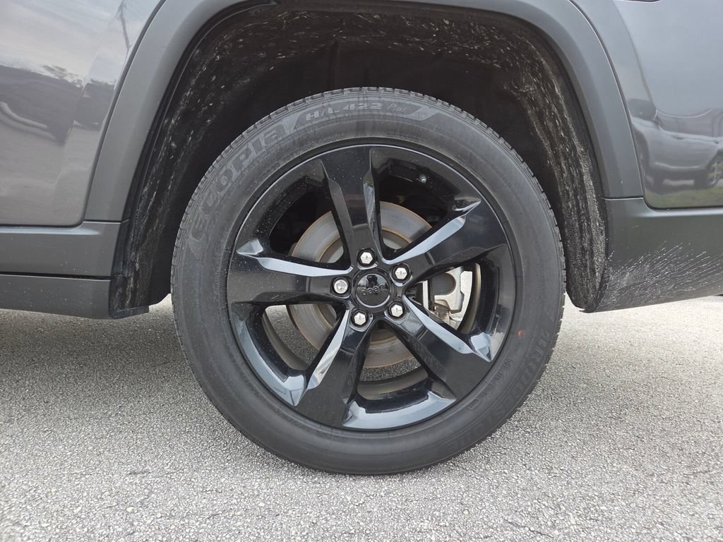 Used 2023 Baltic Gray Metallic Clearcoat Jeep Altitude image 22
