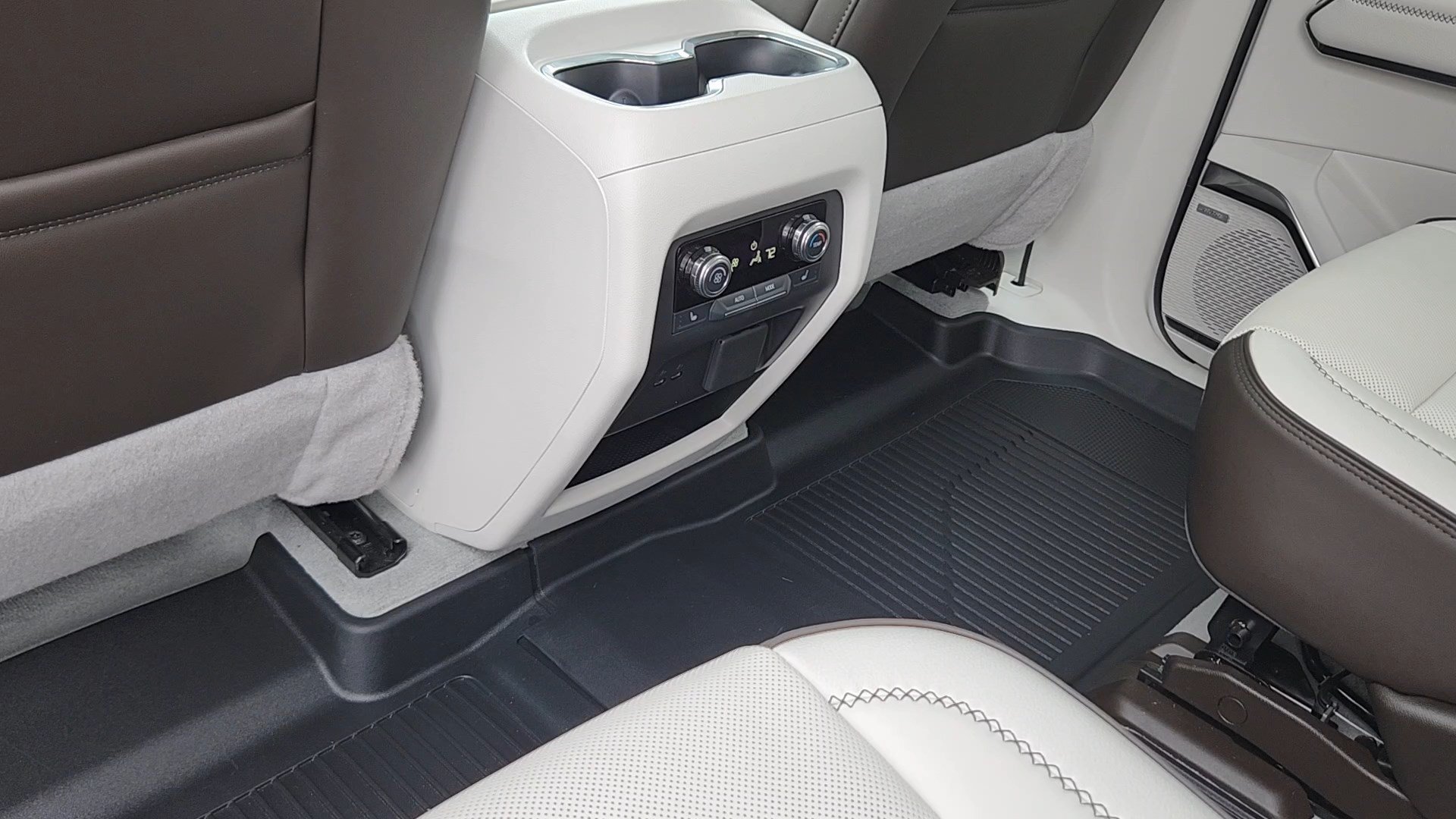 Used 2024 Purple GMC AWD Denali image 18