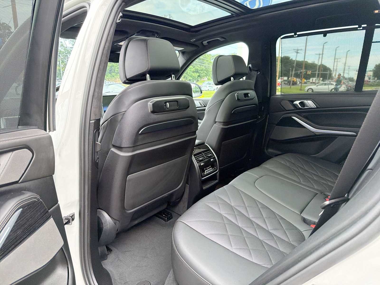 Used 2024 Alpine White BMW xDrive40i image 12