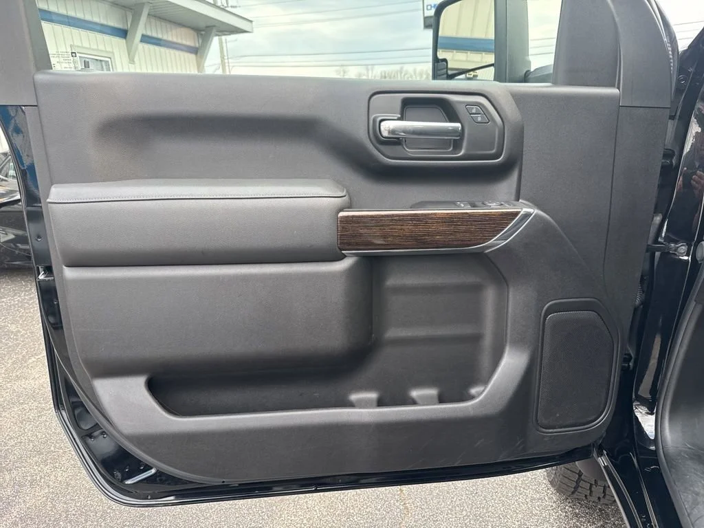 Used 2025 Onyx Black GMC SLE image 18