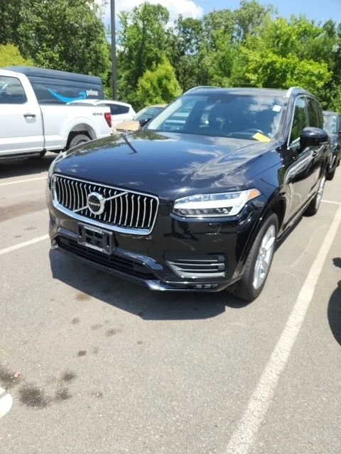 Used 2020 Black Volvo T6 Momentum image 1