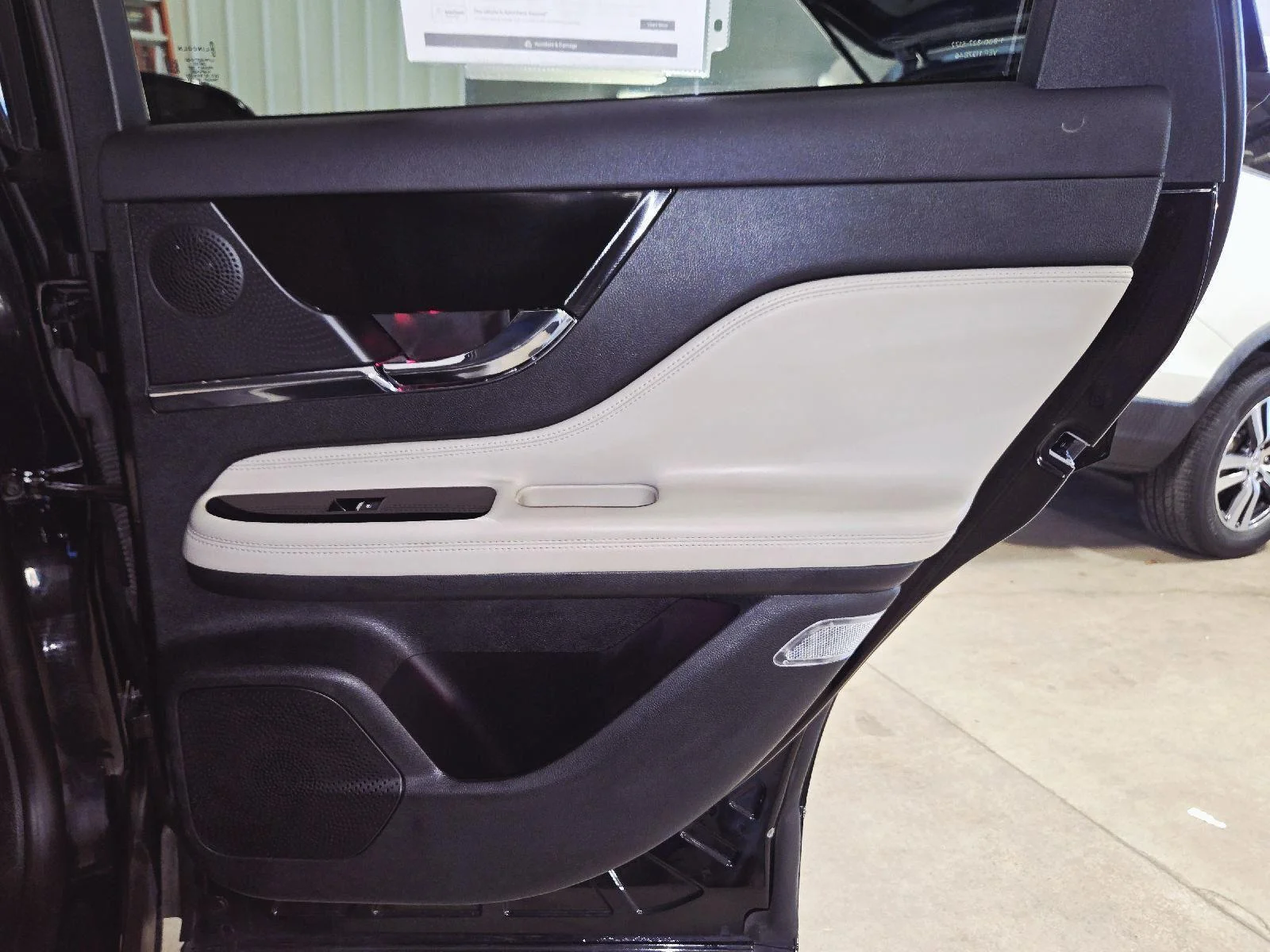 Used 2025 Infinite Black Metallic Clearcoat Lincoln Reserve image 43