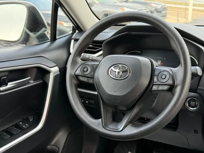 2025 Toyota RAV4 XLE - Photo 12