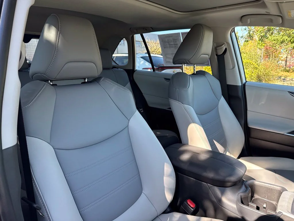 Used 2025 Pearl Toyota XLE Premium image 22
