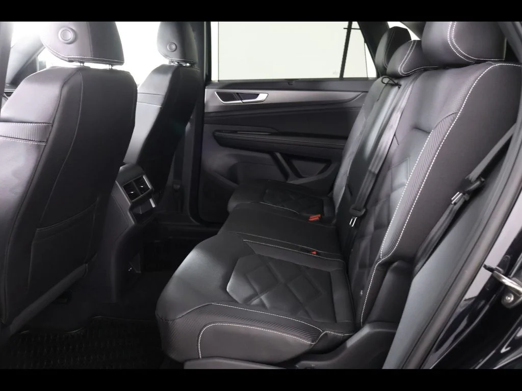 New 2026 Black Volkswagen 2.0T SE w/Technology image 10