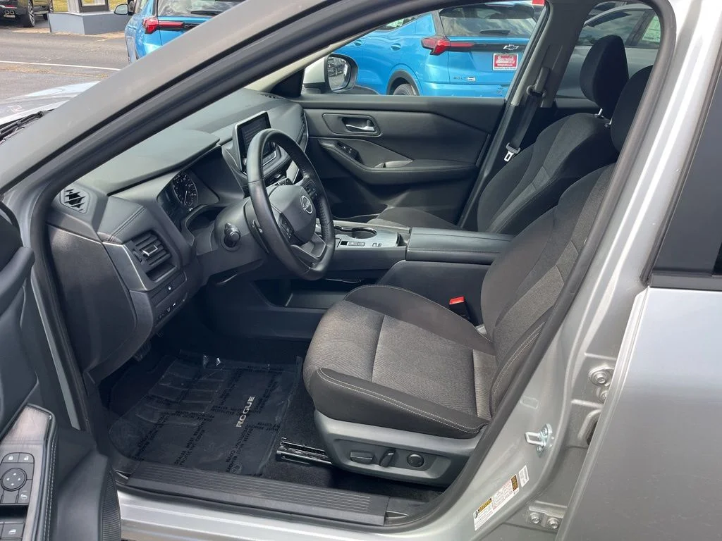 Used 2025 Silver Nissan SV image 47