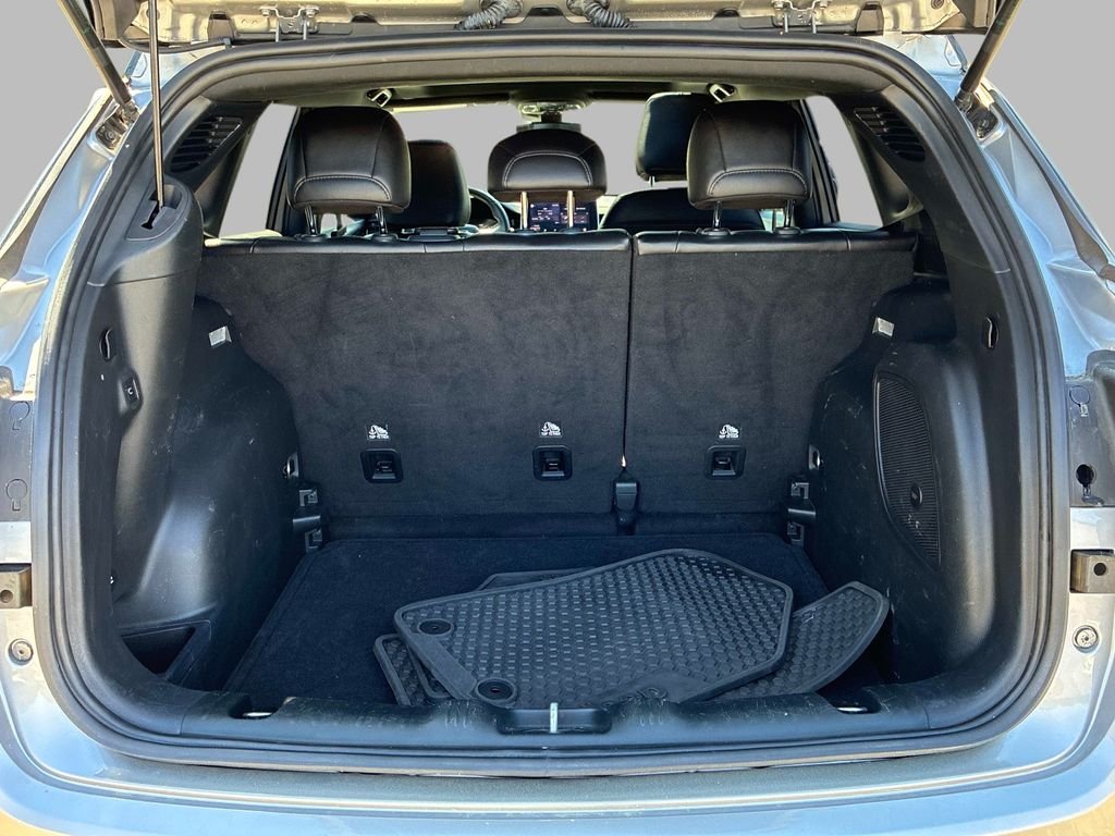Used 2022 Silver Jeep Latitude image 13