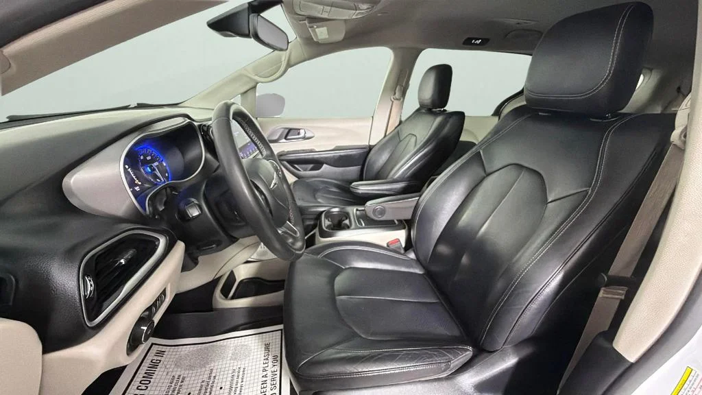 Used 2022 White Chrysler Touring L image 17