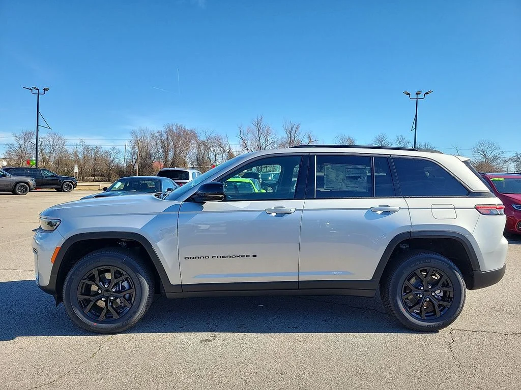 New 2026 Silver Zynith Exterior Paint Jeep Altitude image 3
