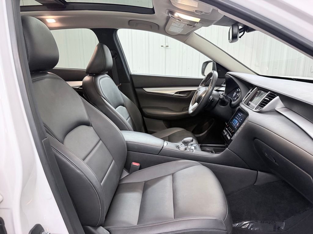 Used 2020 White INFINITI LUXE image 36