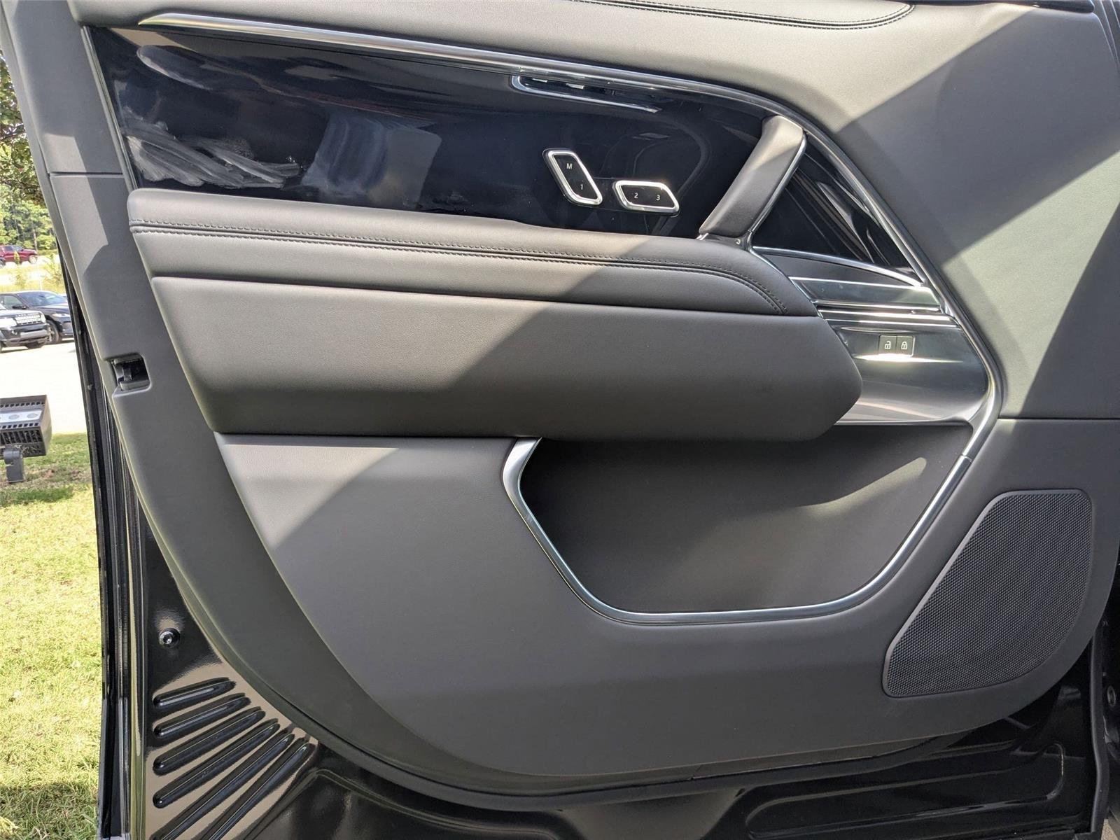2025 Land Rover Range Rover SE - Photo 11