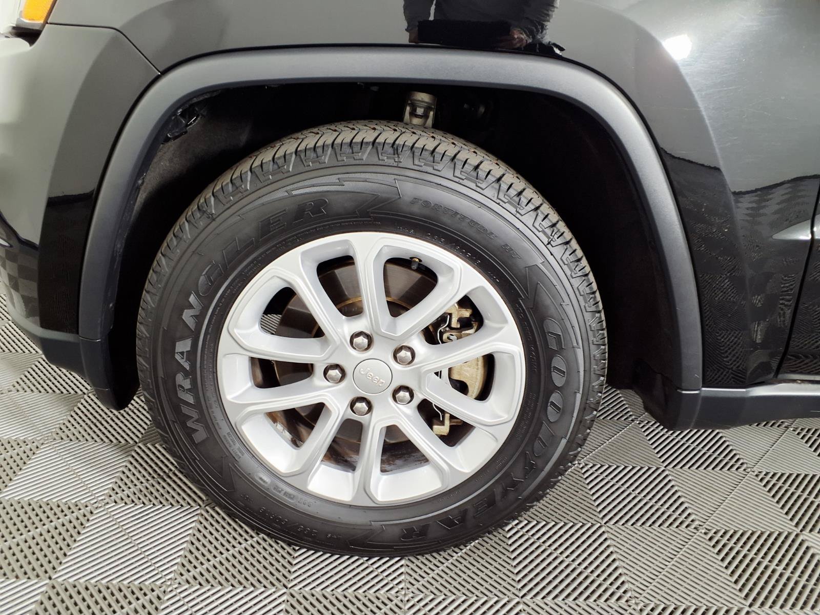 Certified Used 2022 Diamond Black Crystal Pearlcoat Jeep Laredo E image 7