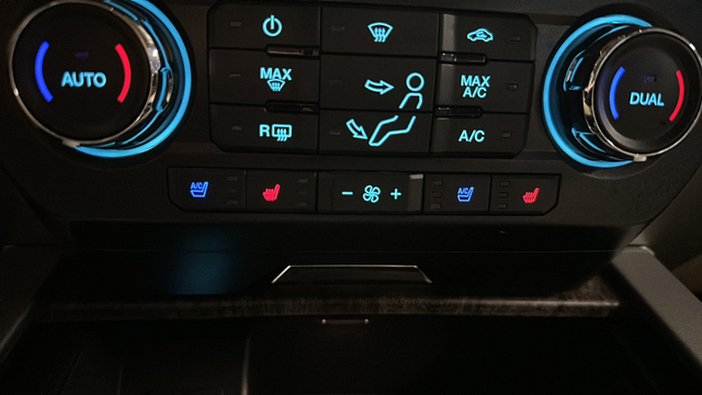Used 2019 White Platinum Clearcoat Metallic Ford Lariat image 29