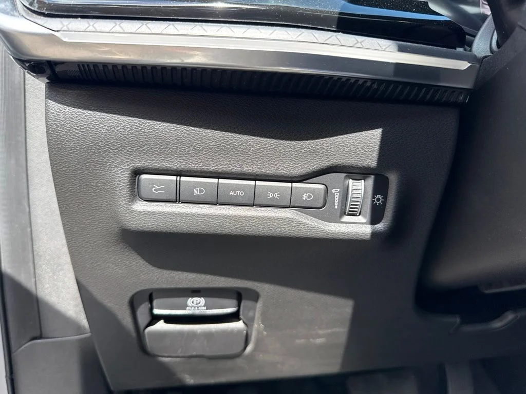 Used 2025 Silver Zynith Clearcoat Jeep Limited image 18