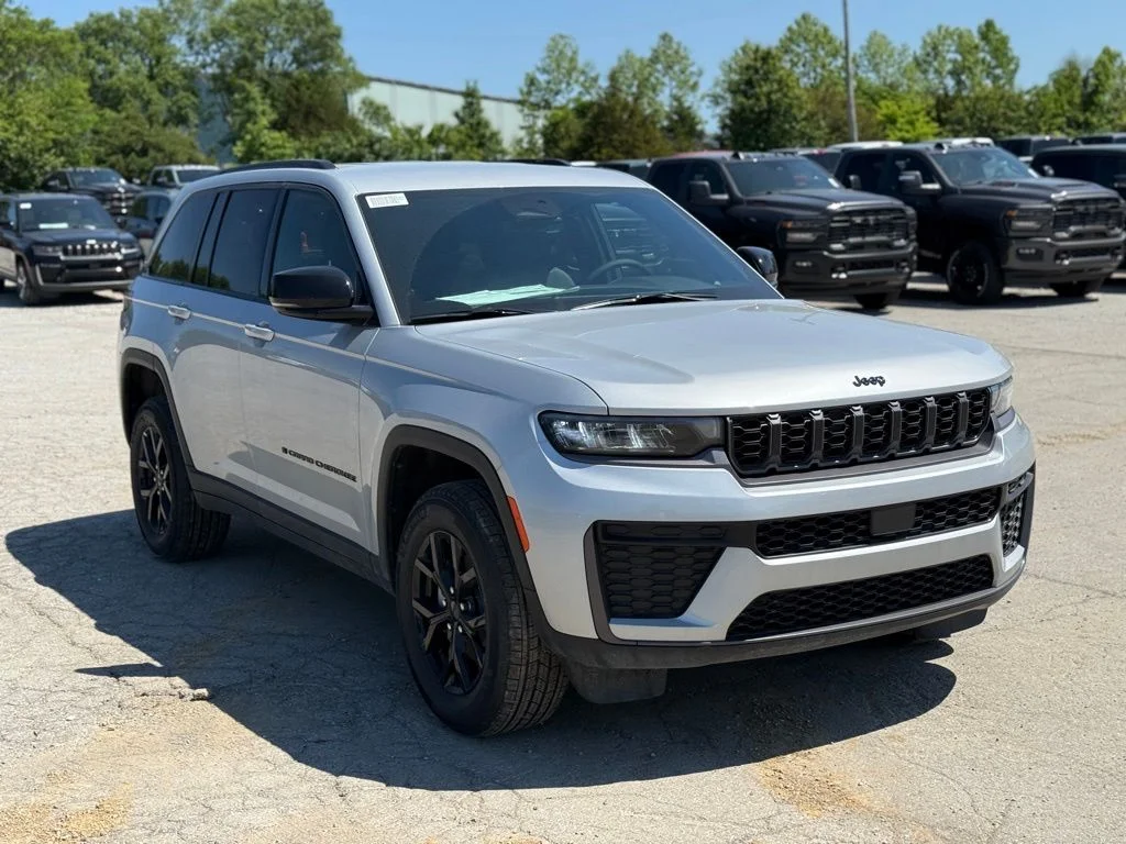 New 2026 Silver Zynith Exterior Paint Jeep Altitude image 4