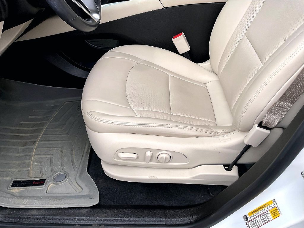 Used 2023 Summit White Buick Essence image 35