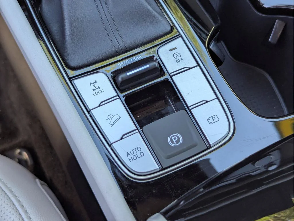 Used 2025 White Hyundai SEL Convenience image 22