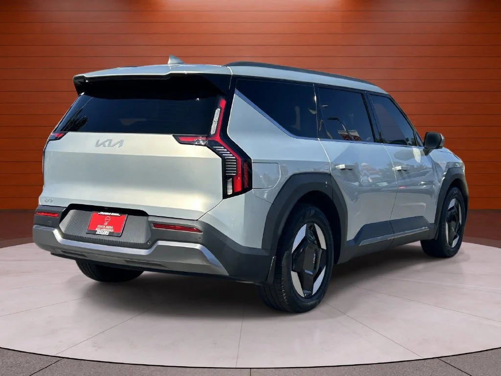 Used 2024 Ivory Kia Wind image 4