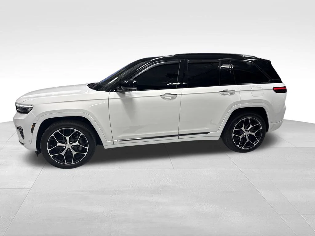 Used 2023 White Jeep Summit Reserve image 3