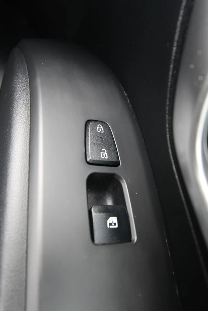 Used 2022 White Hyundai SEL Premium image 24