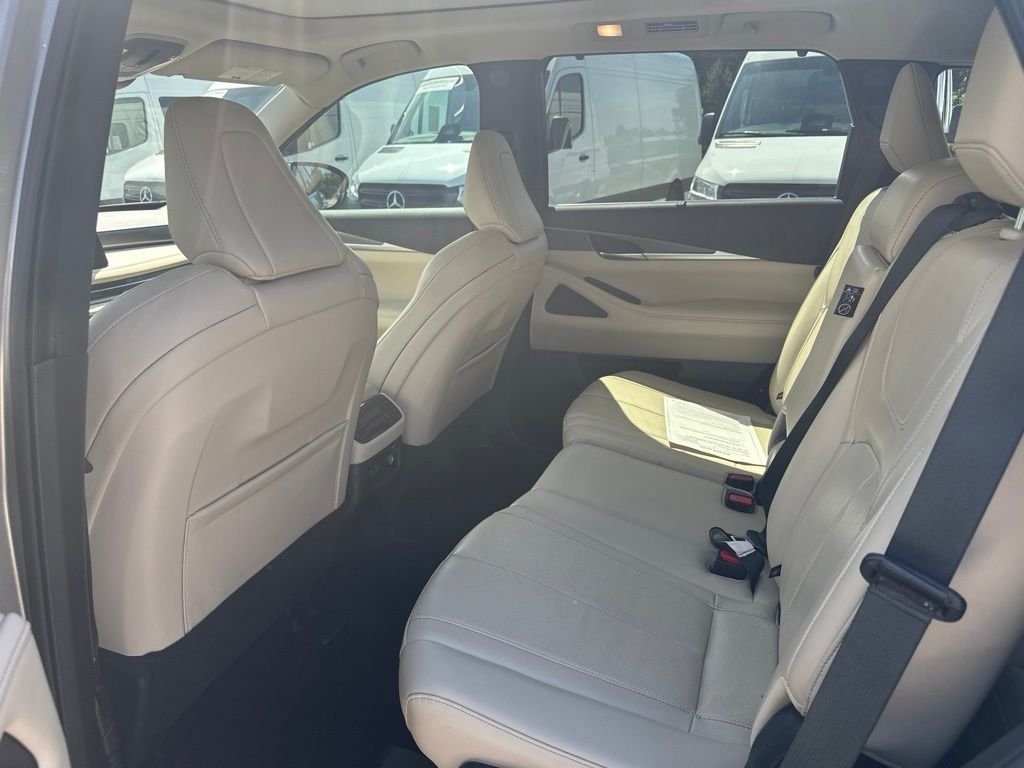 Used 2024 Silver INFINITI LUXE image 5