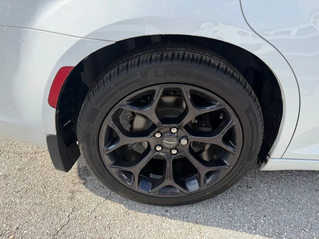 Used 2019  Chrysler Touring image 13