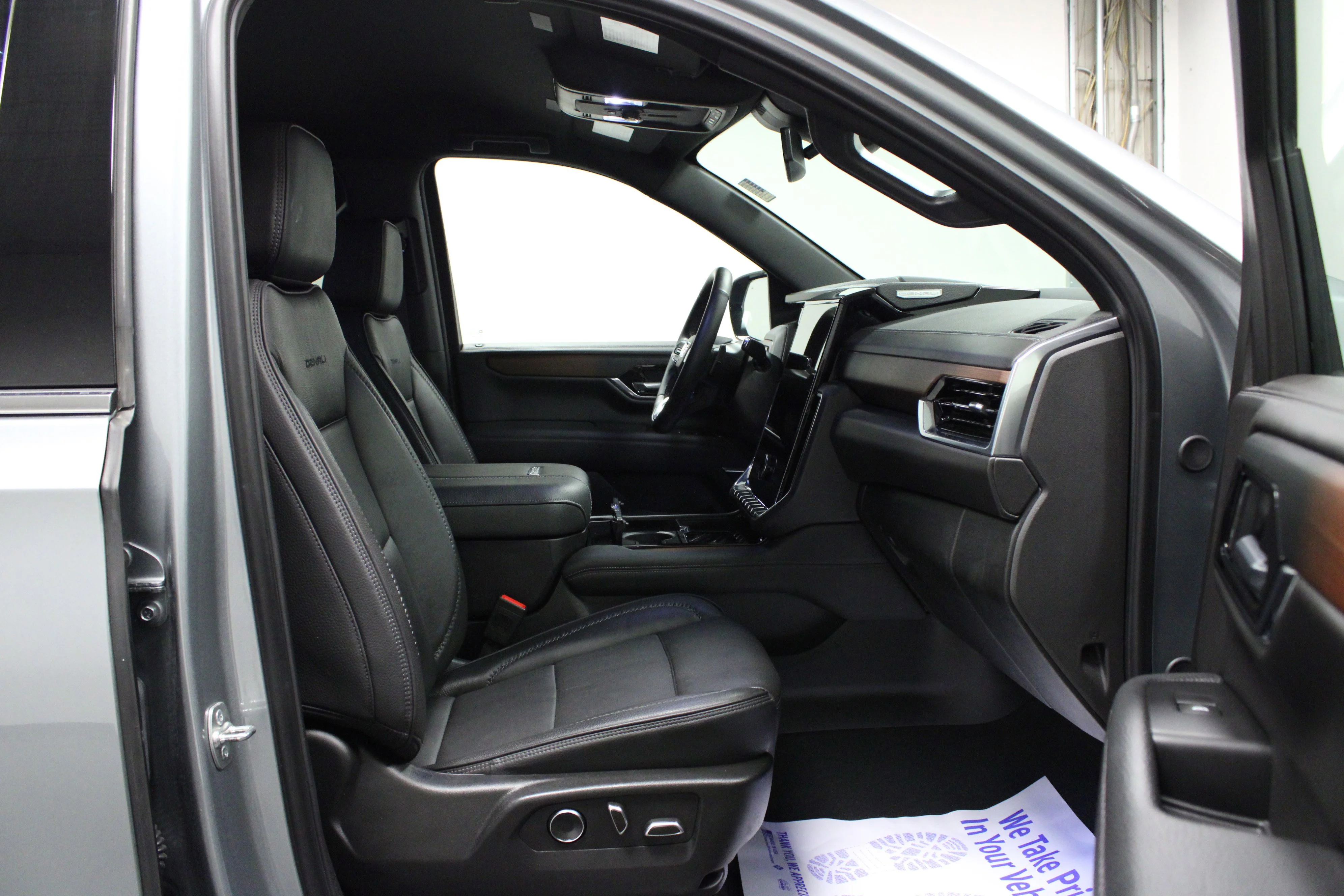 Used 2025 Sterling Metallic GMC Denali image 17