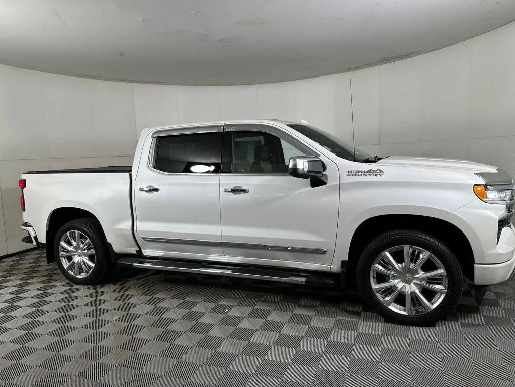 Used 2024 Pearl Chevrolet High Country image 20