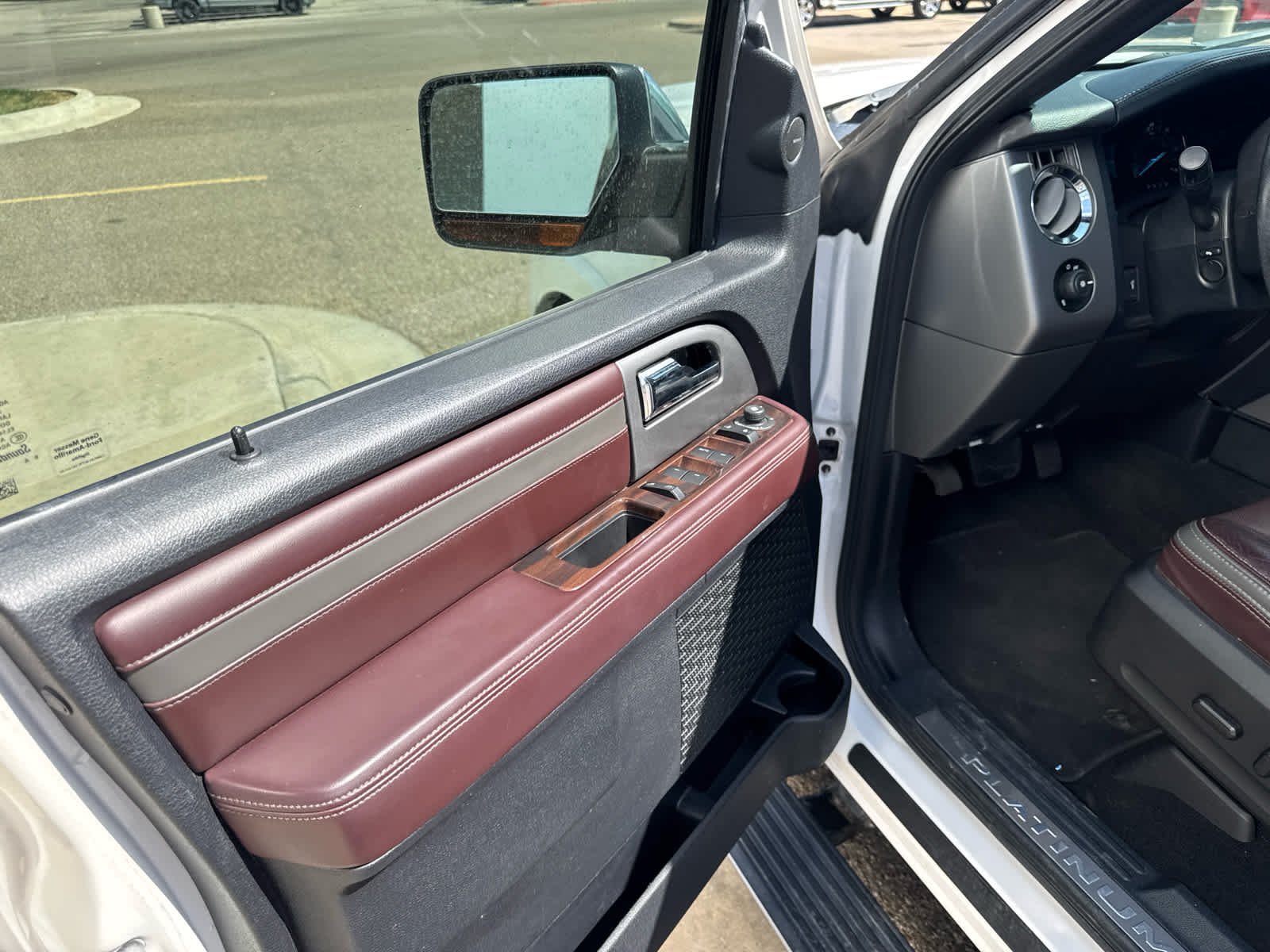Used 2017 White Platinum Metallic Tri-Coat Ford Platinum image 14