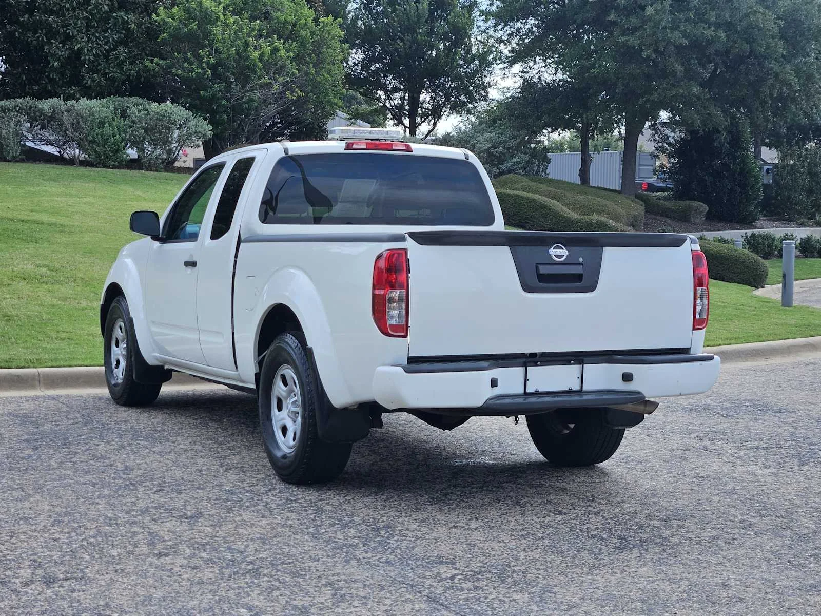 Used 2020 Glacier White Nissan S image 3