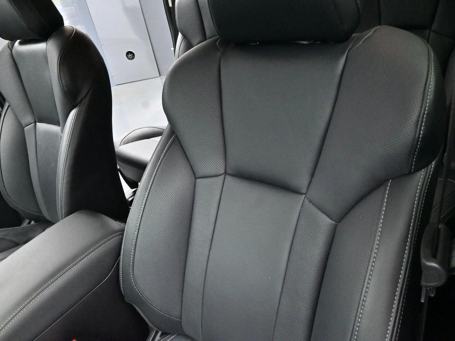 Used 2023 Ice Silver Metallic Subaru Limited image 16