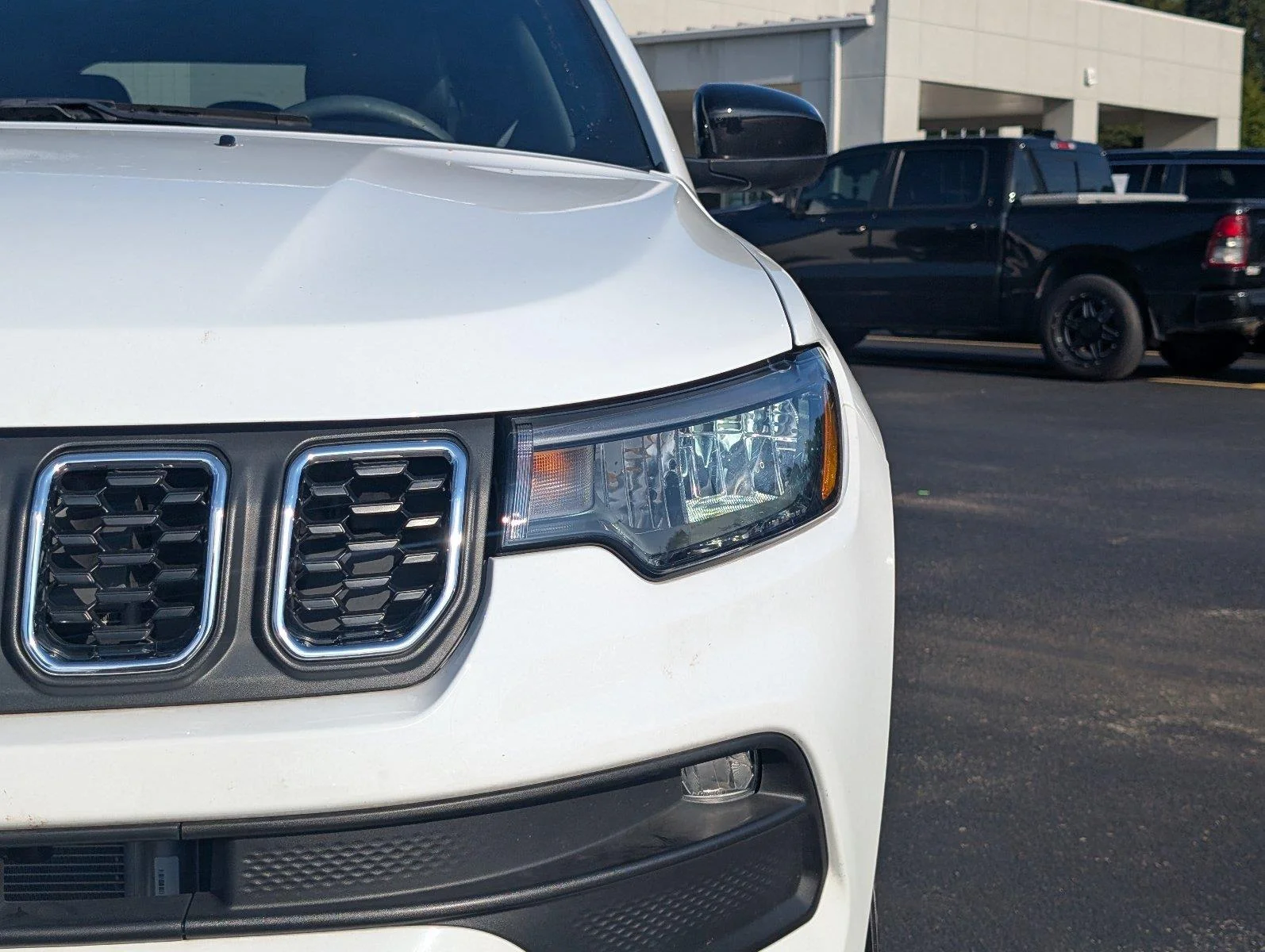 Used 2025 Bright White Clearcoat Jeep Latitude image 12