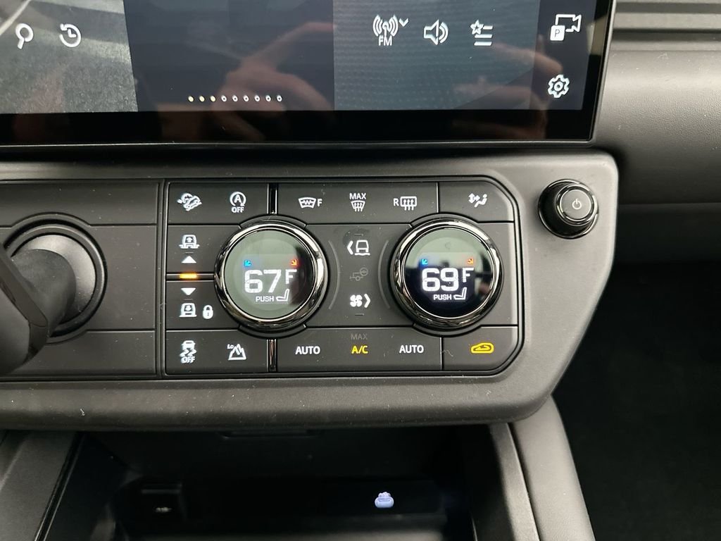 New 2026 Narvik Black Land Rover OCTA image 21