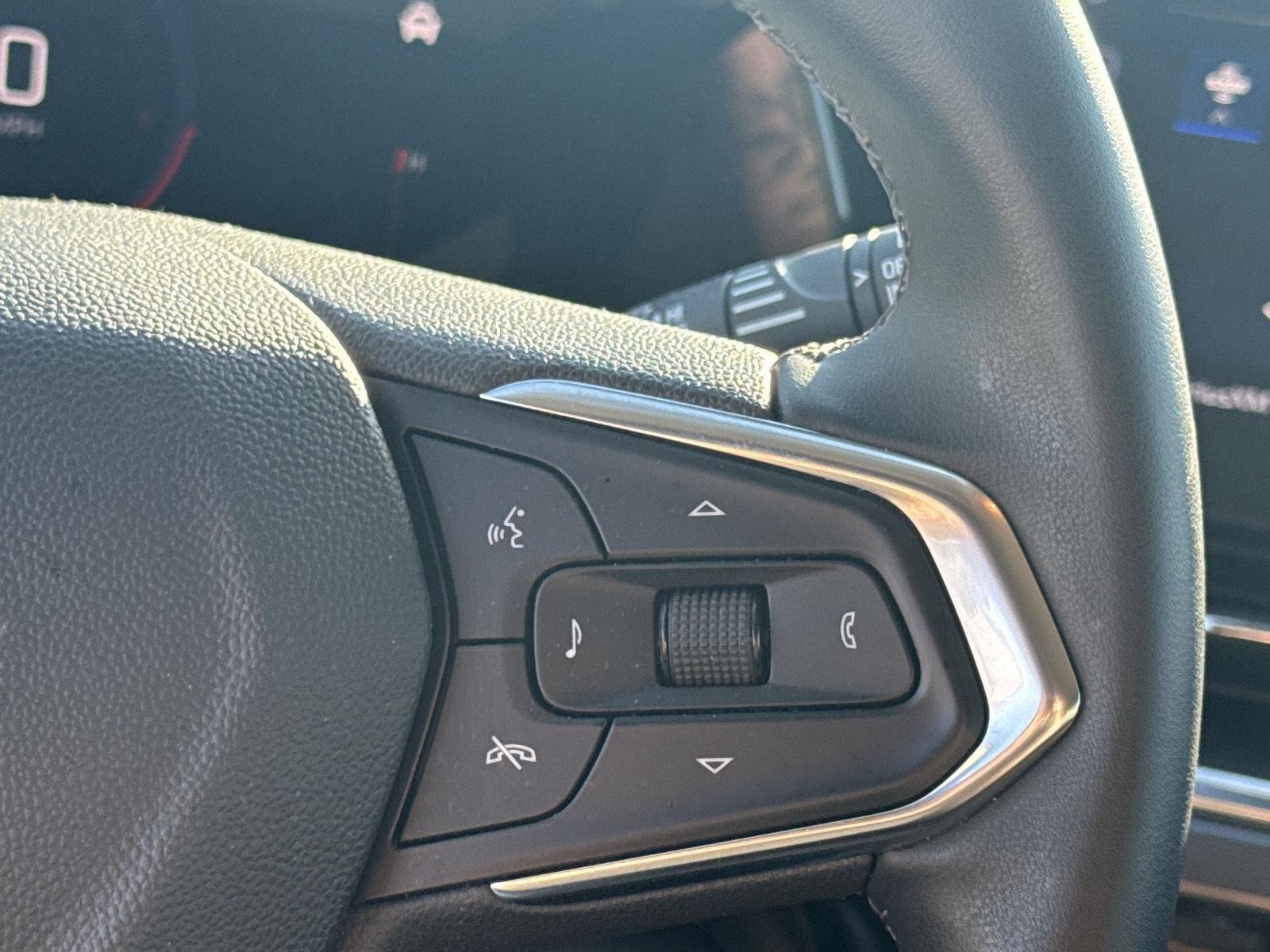 Used 2025  Chevrolet  image 18