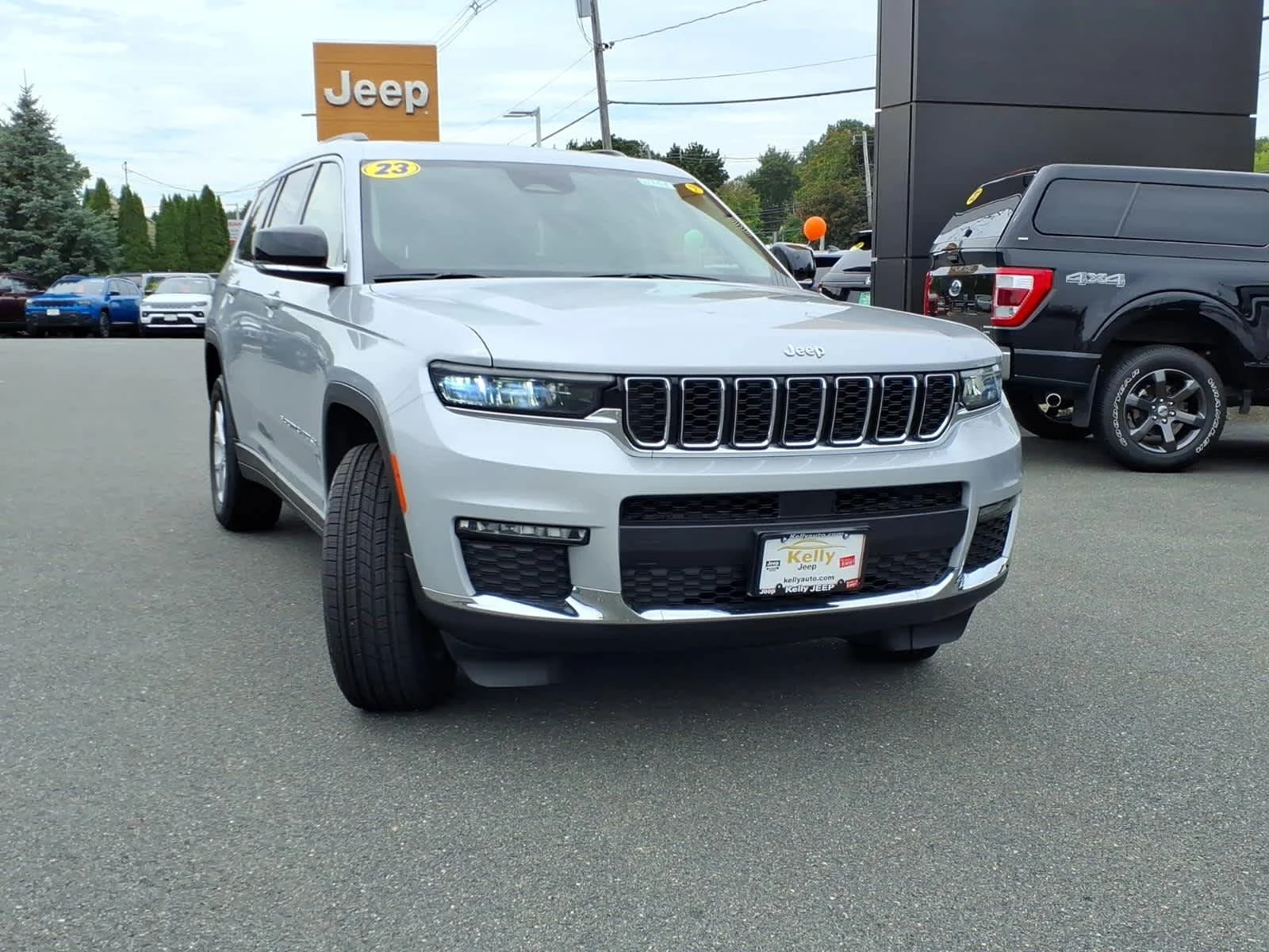 Used 2023 Silver Zynith Jeep Limited image 4