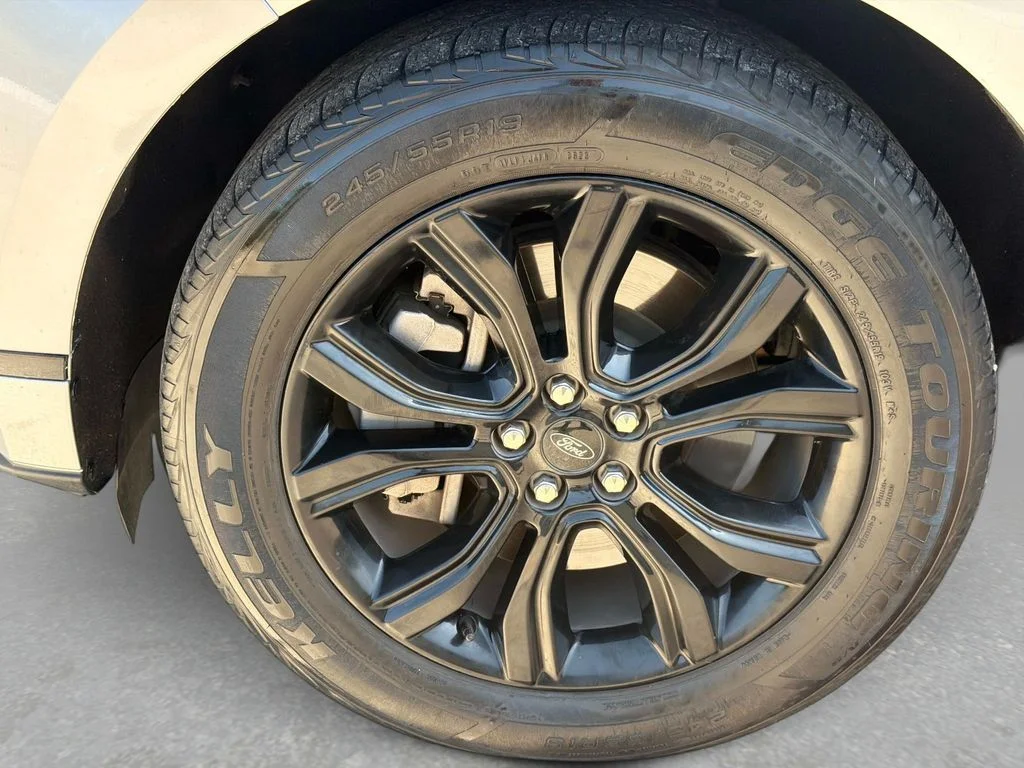 Used 2022 Silver Metallic Ford SE image 12