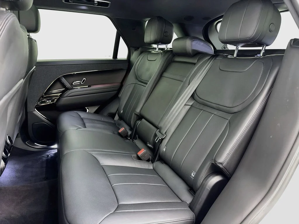 Used 2025 White Land Rover Dynamic SE image 25