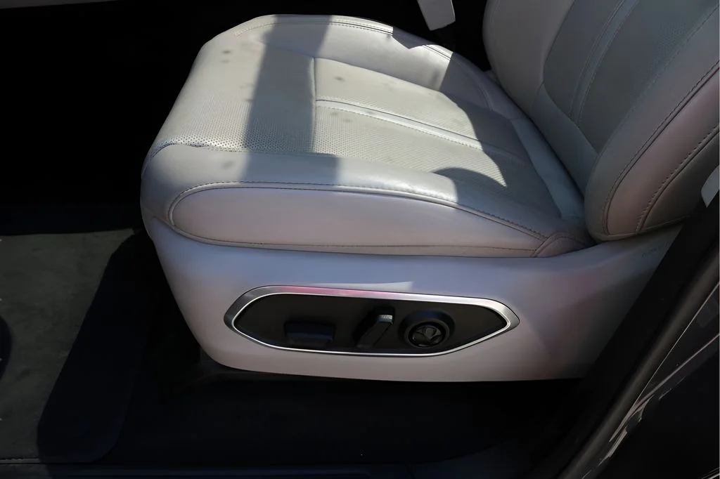 Used 2024 Gray Jeep Base image 13