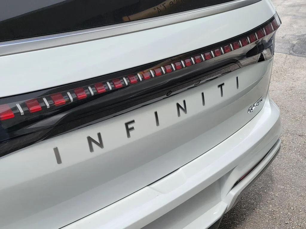 New 2027 RADIANT WHITE INFINITI Luxe 4WD image 5