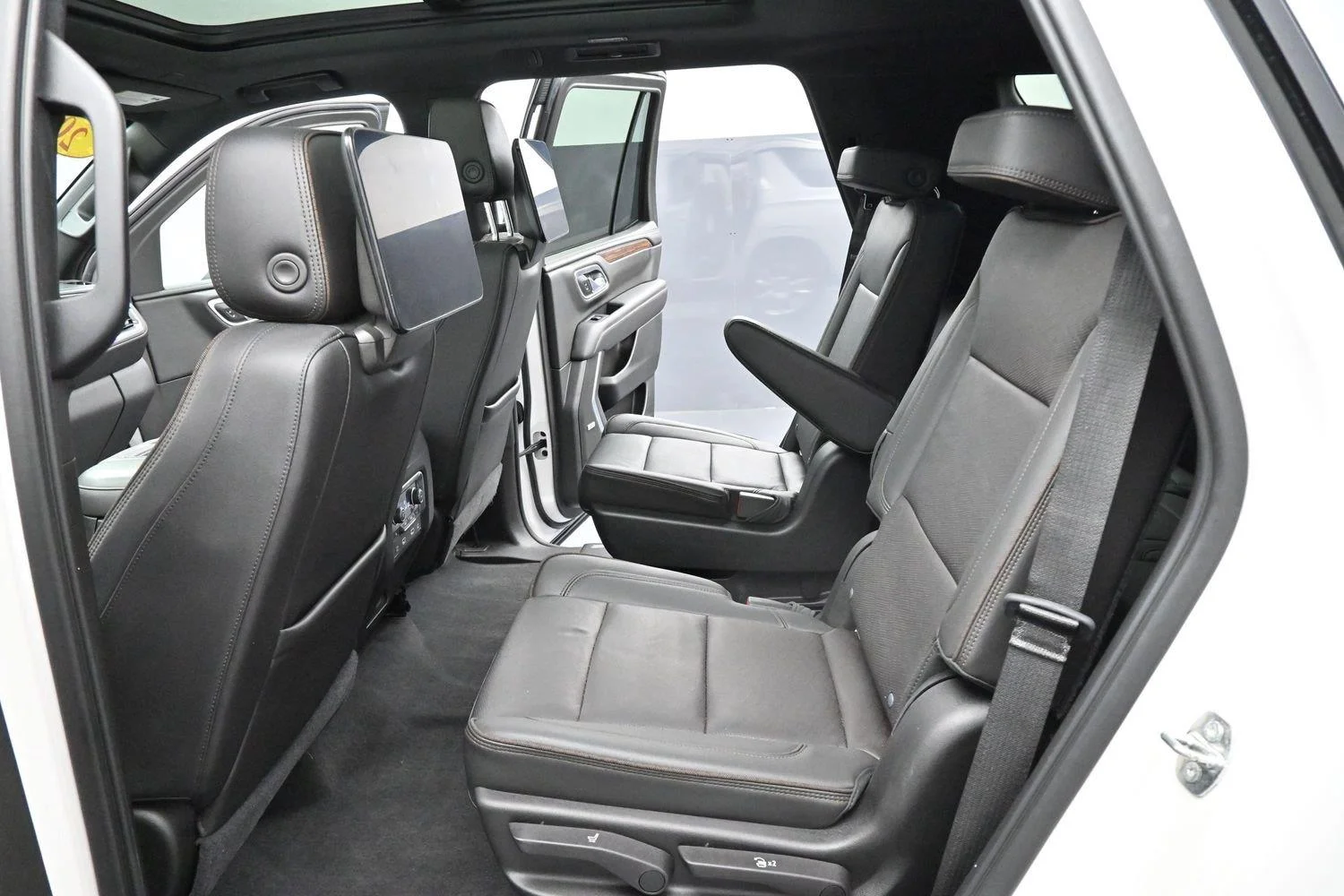 Used 2021 IRIDESCENT PEARL TRICOAT Chevrolet High Country image 32