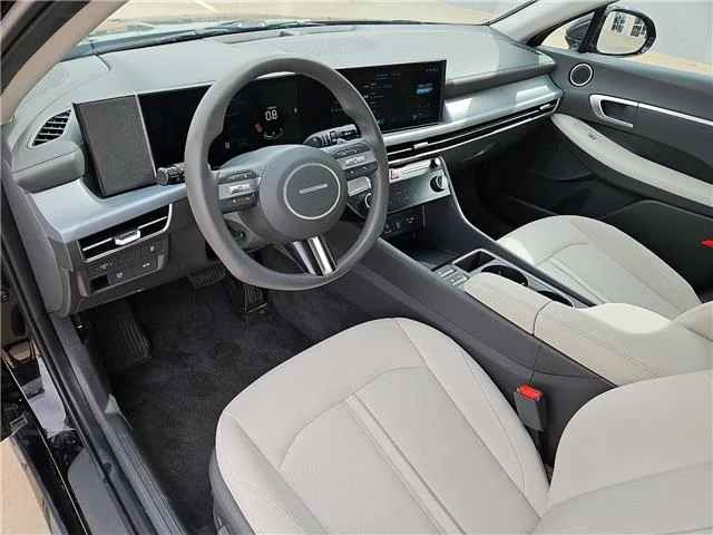 Used 2025 Black Hyundai SEL image 11