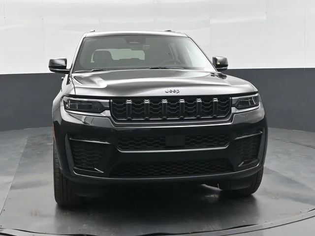 New 2026 Diamond Black Crystal Pearl-Coat Exterior Paint Jeep Altitude image 31