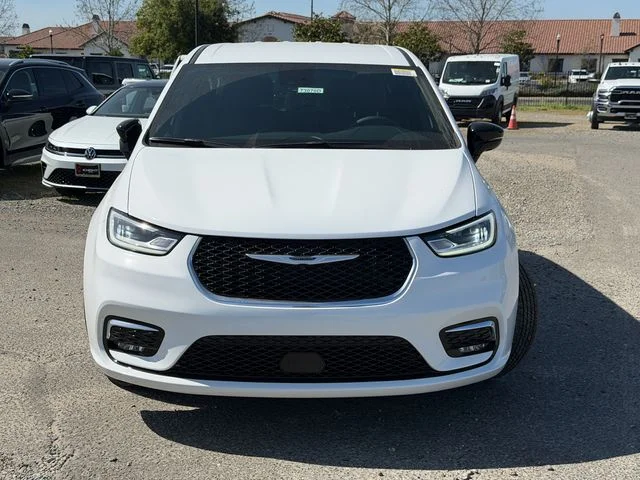 New 2026 Bright White Clear-Coat Exterior Paint Chrysler Select image 3